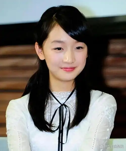 背景:周冬雨是一位备受瞩目的年轻演员,18岁就凭借电影《山楂树之恋》