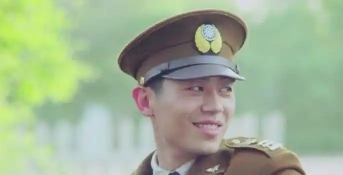 行走的荷尔蒙朱亚文上演制服诱惑想看他穿军装喊宝贝