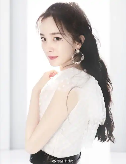 杨幂空气刘海# 杨幂今日出席活动造型,空气刘海和全包眼线,整体孕型