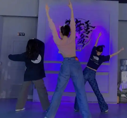 姨妈emo的日子也在努力跳舞诶