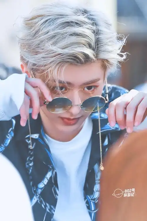 2018蔡徐坤上班_高清图片大全-爱豆app