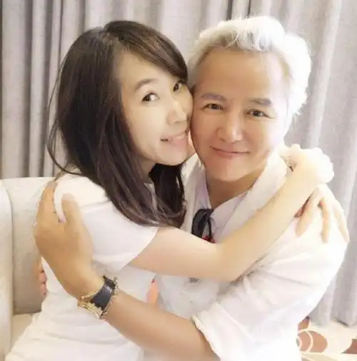 张庭老公被曝丑照,满头白发和美女亲密互动,张庭:都是我妹妹