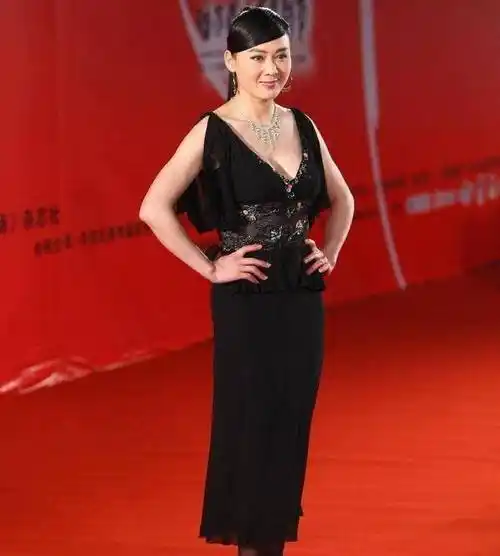 李琳终于接受了她微胖的身材,黑丝袜搭配深"v"裙,美艳绝伦!