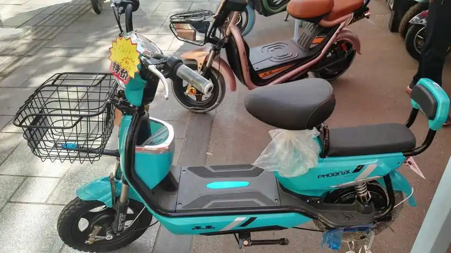 2,活动期间凡在我店购买电动车的顾客参与砸金蛋活动,100%中奖!