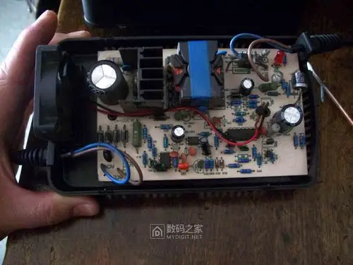 拆爱玛电动车充电器很小巧精致也很特别