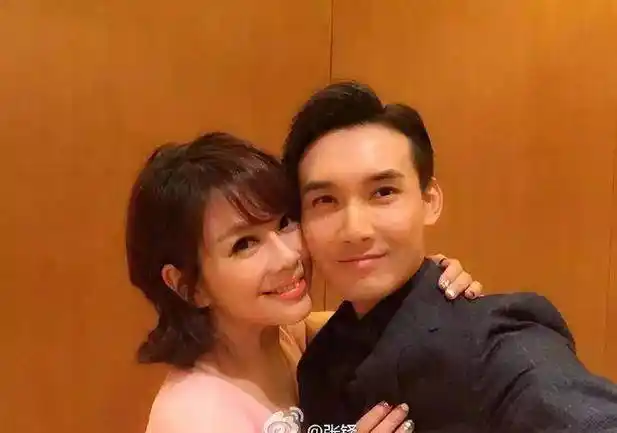 原创50岁陈松伶罕见晒照网友调侃还是好好漂亮吧和老公像两代人