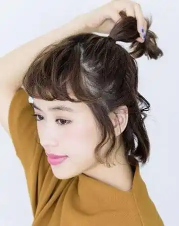 短发扎半丸子头扎发发型半丸子头在今年也是火到不行.