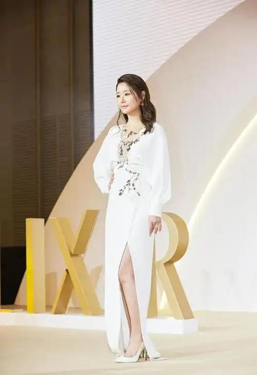 林心如现在尺度放开了穿挂脖连体裤配波波头亮相人红气场真大