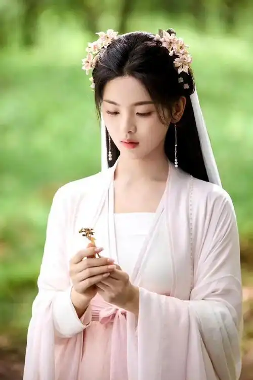 杨超越是适合小白花的,柔柔弱弱的,杏仁眼,瓜子脸,圆下巴,鼻头圆润.