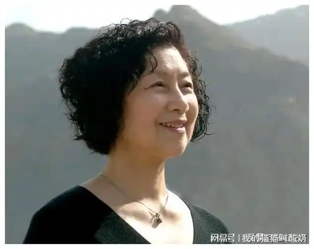 在那个年代,一条浴巾大胆出演《一夜歌星》的刘晓春,一夜成名,风头无