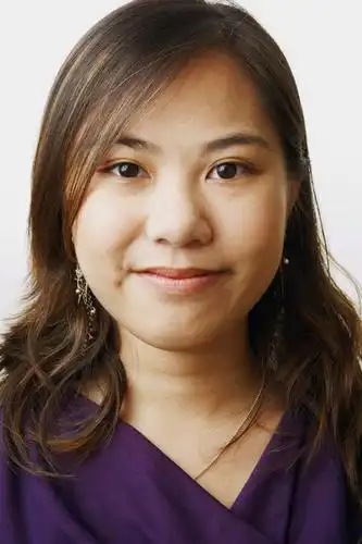 仅一个年轻女性,仅一个女性,仅一个人,戴,服装,注视,休闲装,黄种人