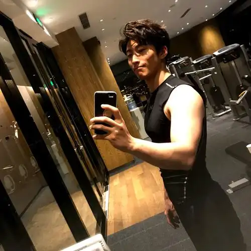 烧烤男神窦骁晒照,黑t恤大背头超显身材,网友:简直是逆袭!