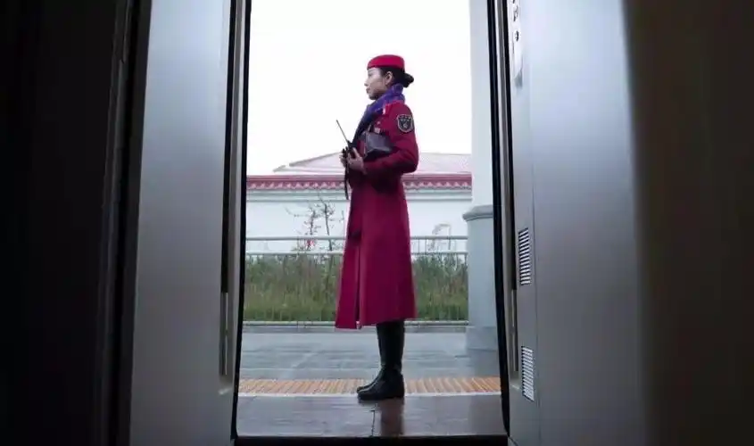 高铁乘务员的脚日均巡视车厢25000多步两月换一双鞋