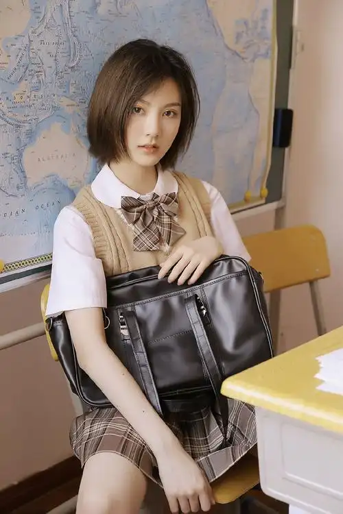 学院风美女模特干练短发制服诱惑图片