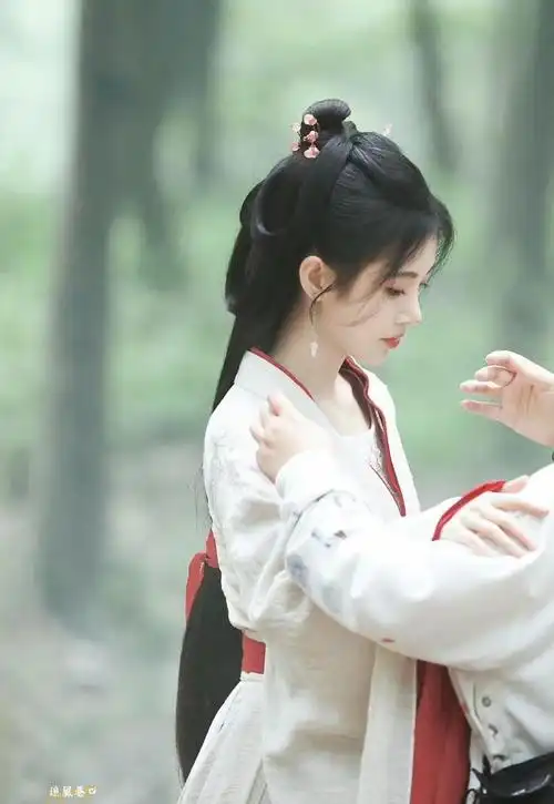 鞠婧祎新剧路透来啦一袭白衣温柔淡雅