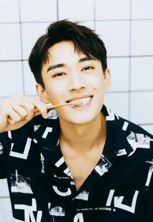 今天就让小图带大家一起欣赏刘学义的帅气照片以及充满荷尔蒙的男性魅