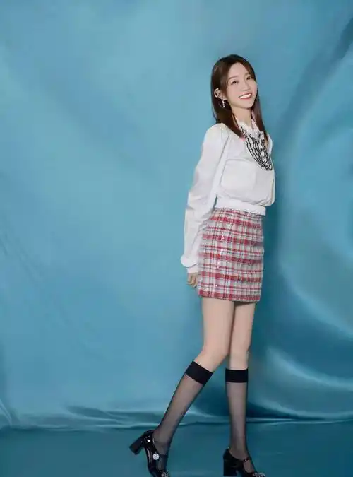 更是被誉为:最美主持人,第一长腿主持人等;以上是网络上被广大网友称