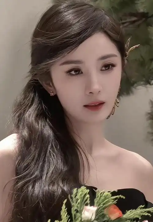 231208 年轻永驻,杨幂无龄感美貌引爆网络!|女神_网易订阅