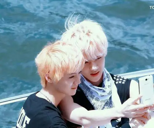 谁有鹿晗吴世勋的这张图的高清的