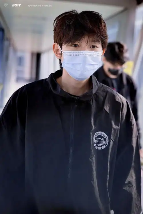 王源机场鸡窝头发型##倩碧亚太区品牌代言人王源