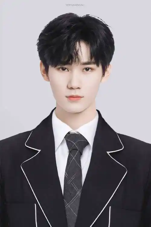 张真源黑色西装造型