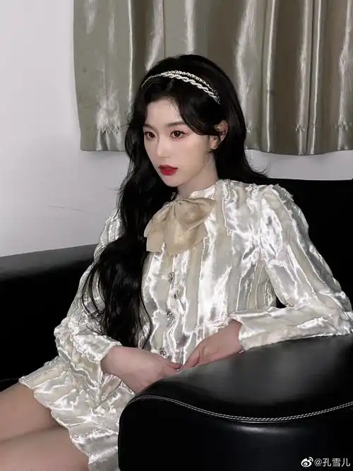 孔雪儿公主风六宫格图片 身穿银色礼服小套装头戴亮钻发箍如同在逃