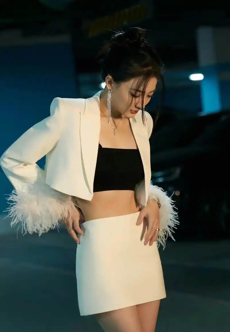 徐璐 气质女神果然不一般,颜值超高好评#徐璐# #娱乐最前沿# #明星