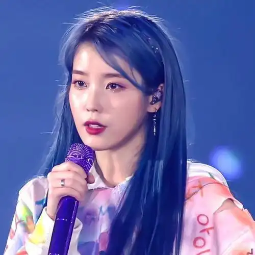 iu台北演唱会火爆全场,中文问候感动粉丝,暖心举动泪目众人!