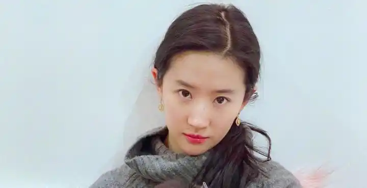 宠物博主刘亦菲上线,穿高领衫走起居家风,素颜下皮肤长痘太真实
