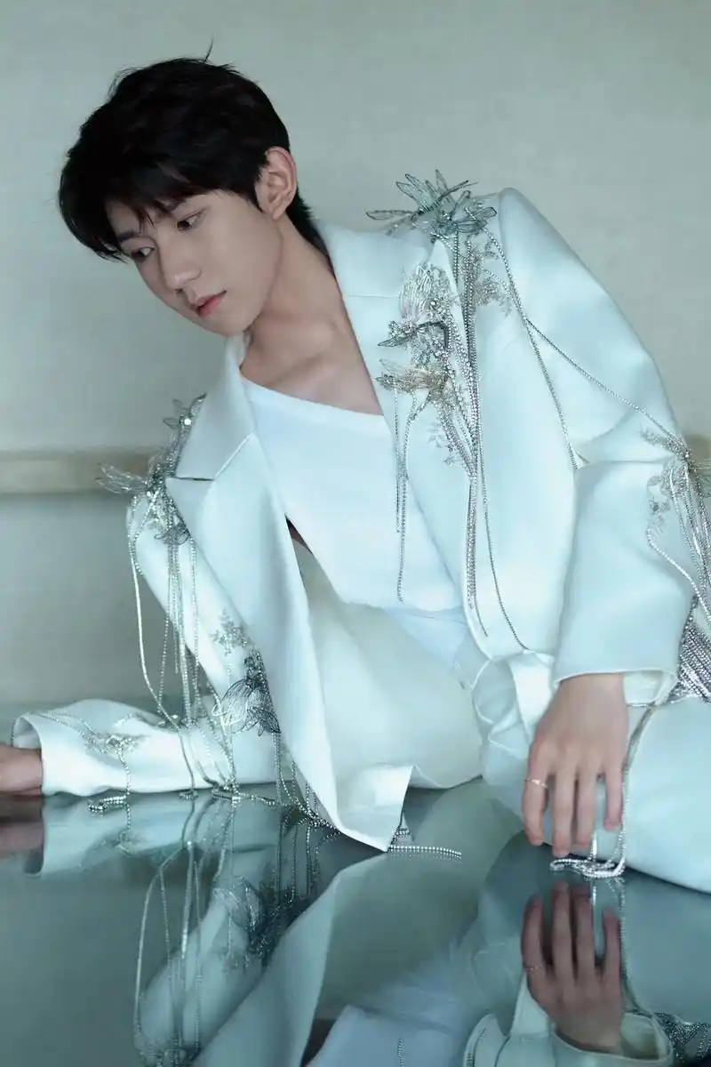 tfboys-王源 身着#mithridate #先锋工艺 - 抖音