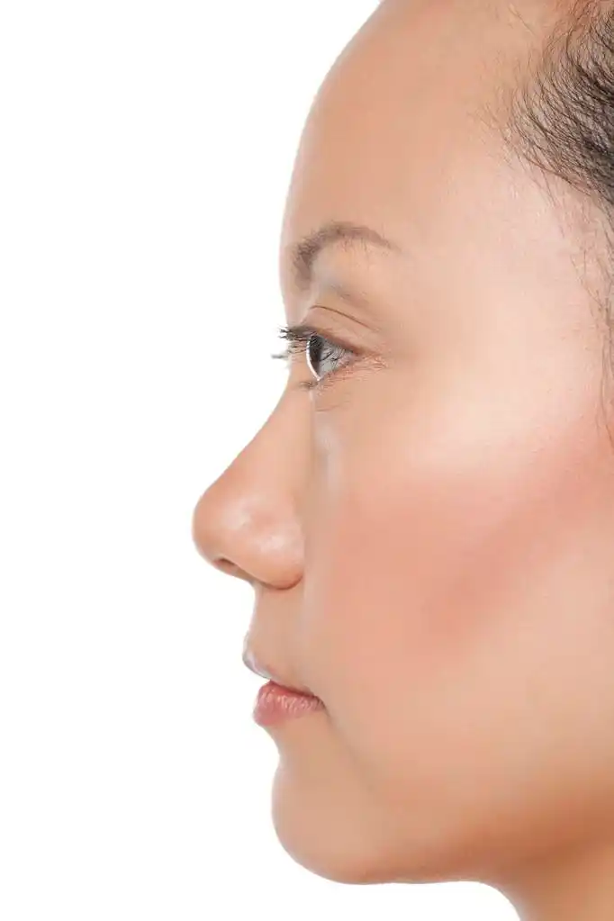 脸上的亚洲女人的侧视图