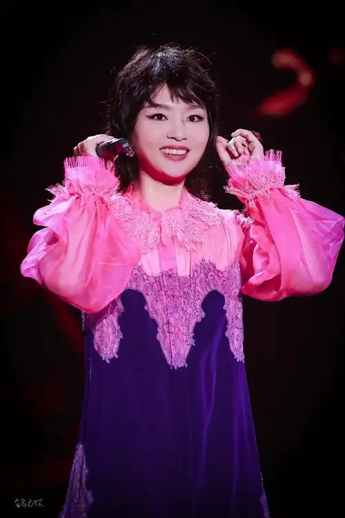 周笔畅女大十八变巡回演唱会