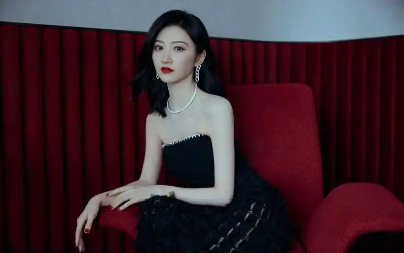 景甜黑色抹胸连衣裙性感香肩写真_画面_网友_女神