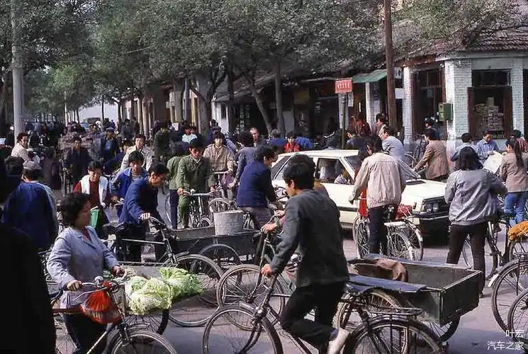 上世纪80年代末的北京,一辆波兰产的fso波罗乃兹,那时能开轿车出门的