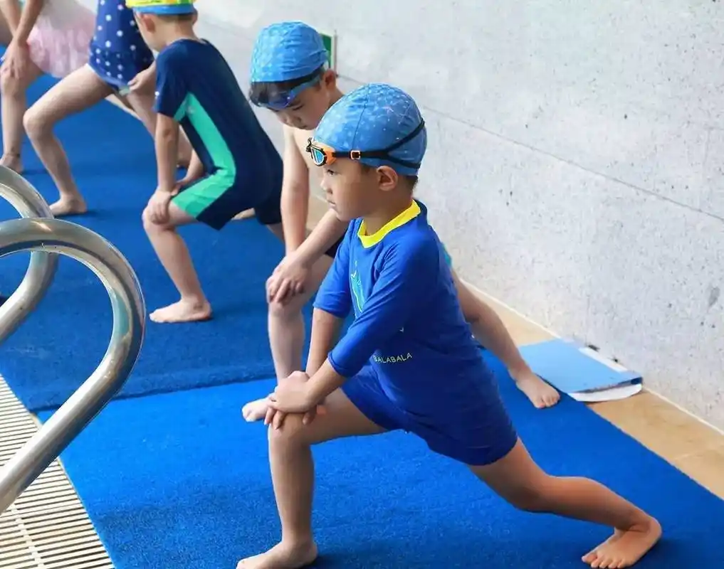 下水前一定要先做好热身运动哦~终于可以下水游泳了,好开心~不要着急