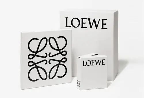 loewe特别聘请了巴黎艺术设计集团m/m的灵魂人物迈克尔阿姆扎拉格和