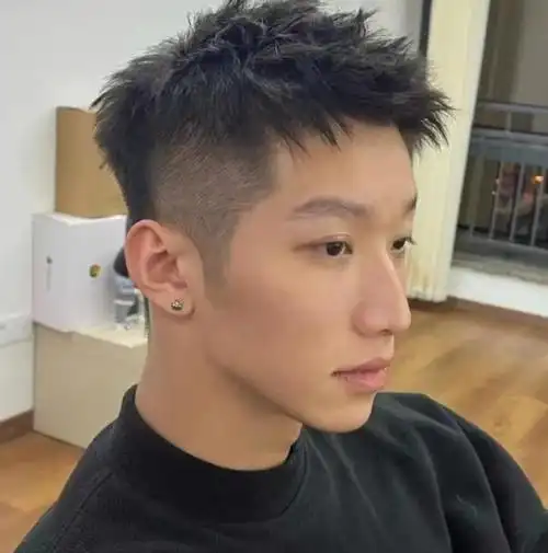 近年来的男士发型趋势中,男生烫发的流行程度可见一斑.