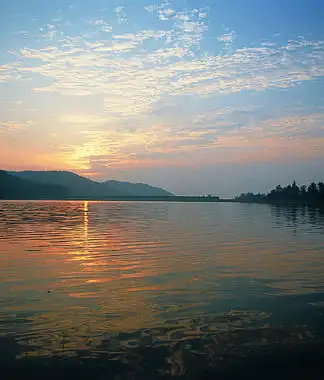 风景树树反射海洋大坝山公园运输平静场景船舶岩石度湖边海岸山水景观