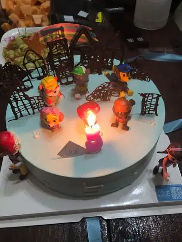 晚上还有漂亮的蛋糕