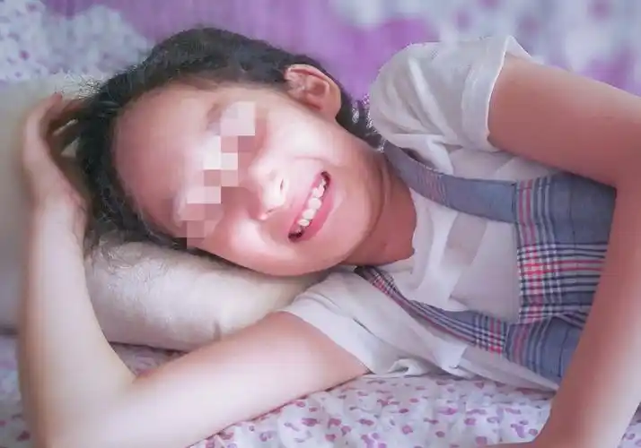 1,早熟让心理"受伤"女孩子看到自己比别人早来月事,比别人发育快,再