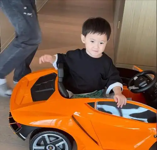 沈腾儿子照片曝光,笑容跟父亲一样,网友直呼:喜剧基因强大