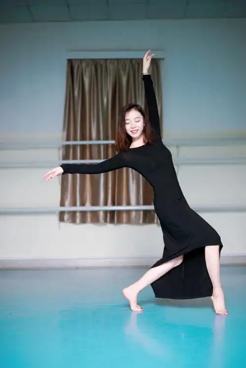 华科王雨瑞:民族古典芭蕾现代样样都会?那也要做爱吸猫的团宠小公主