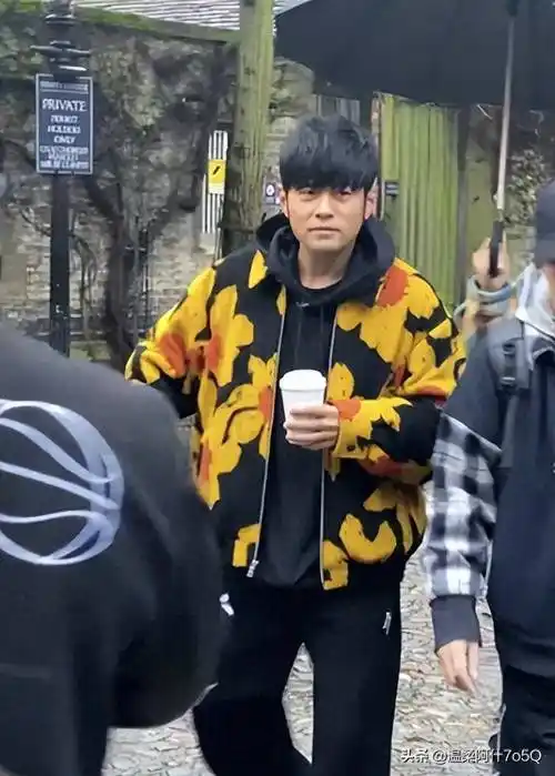 近日网友在国外偶遇周杰伦,还是那个熟悉的发型,看起来很疲惫_中年
