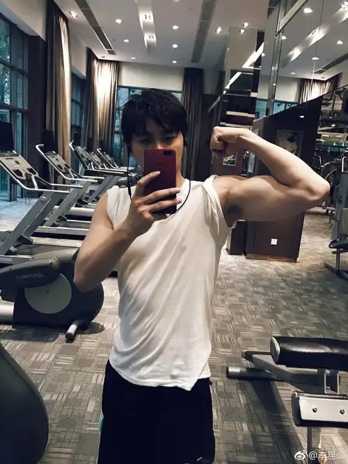 消息李易峰解锁4000万粉丝福利惊喜的九宫格一次舔个够