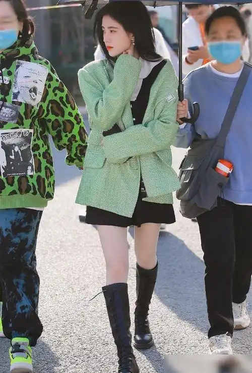 鞠婧祎圣诞晒美照,羊羔毛外套穿出软萌感,不料却被大长腿抢了镜