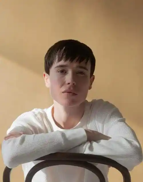 x战警幻影猫的演员艾伦佩姬变性成功了还光着上身秀腹肌