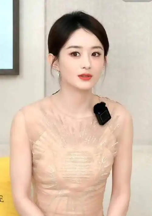 赵丽颖五月行程曝光成劳模直播都穿最新款高定排面超大太牛了