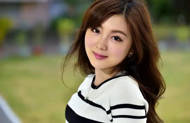 阳光美景下的长发可爱青涩美女姑娘