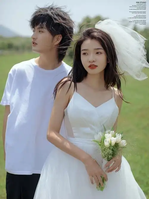 草坪婚纱照被这组小清新婚纱照美哭