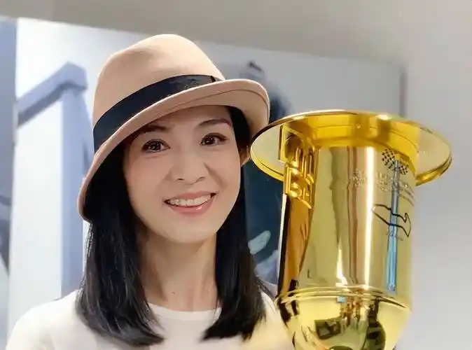 杨采妮新加坡餐厅用餐,素颜仍被认出,氧气美女果然名不虚传_合作_状态